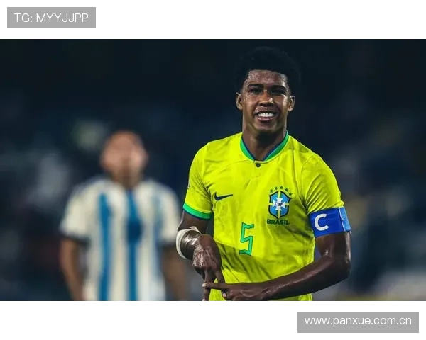 18岁巴拉圭天才后卫迭戈莱昂正式加盟曼联开启新征程