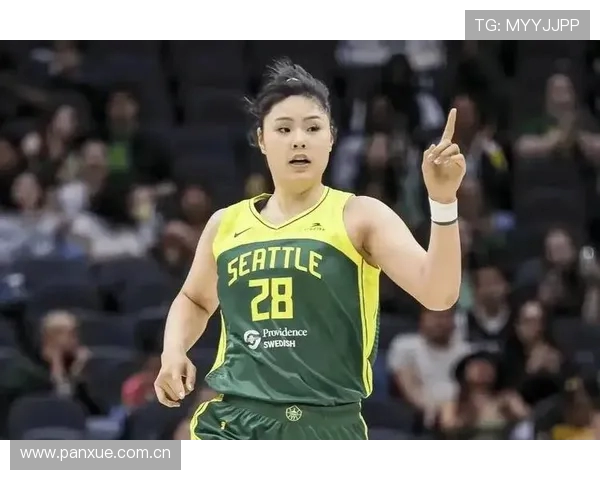 李月汝本赛季表现亮眼 场均6分4.5篮板助力球队发挥潜力