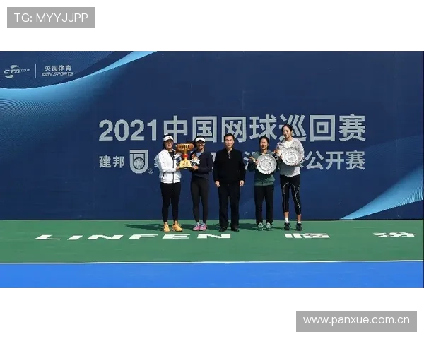 李吉妮首度夺冠 力克孙璐璐捧起广州网球公开赛奖杯